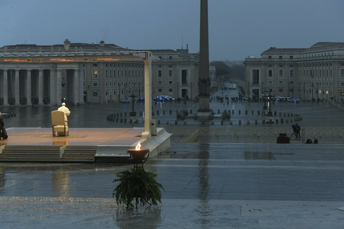 La Preghiera Del Papa Contro La Pandemia In Una Piazza San Pietro Deserta Dio Non Lasciarci Nella Tempesta Le Immagini Open