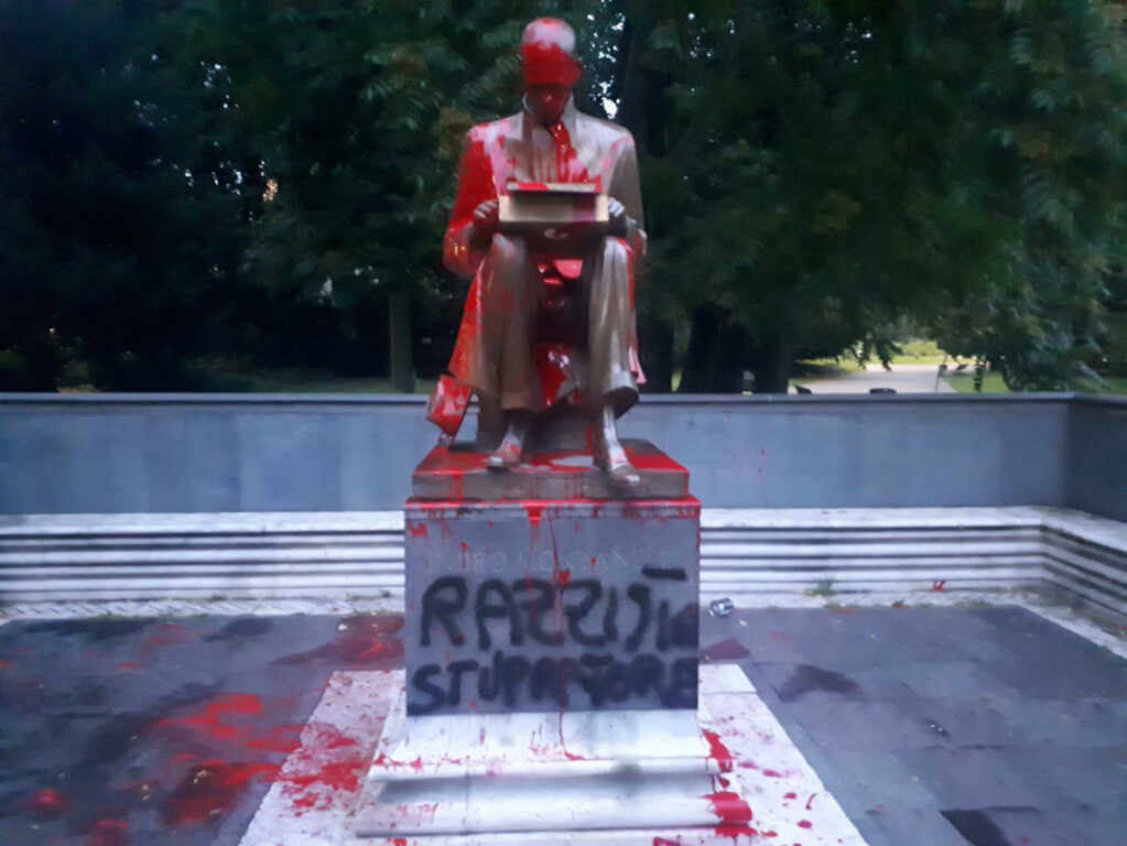 Milano, imbrattata la statua dedicata a Indro Montanelli: vernice ...