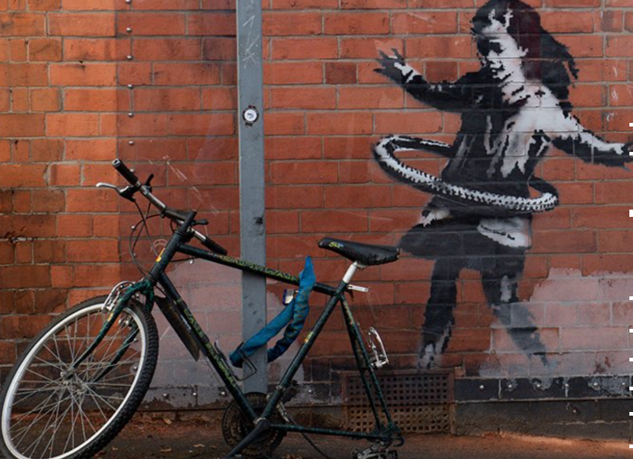 artista con ruota di bicicletta