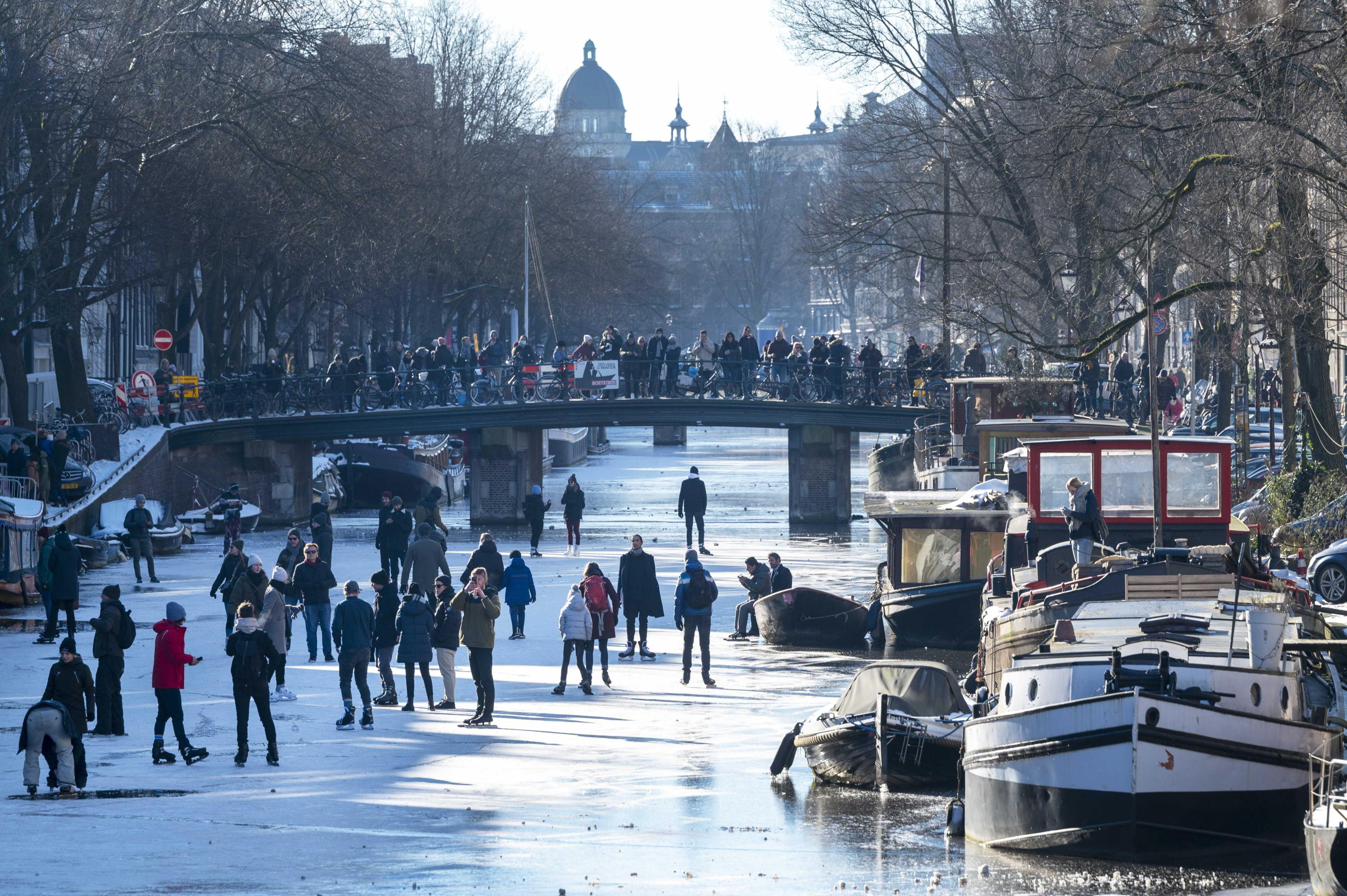 Каток на каналах Амстердама