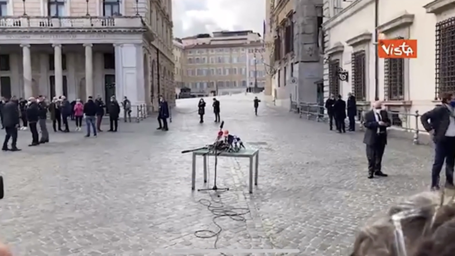 Un tavolino in Piazza Colonna. L'allestimento della ...