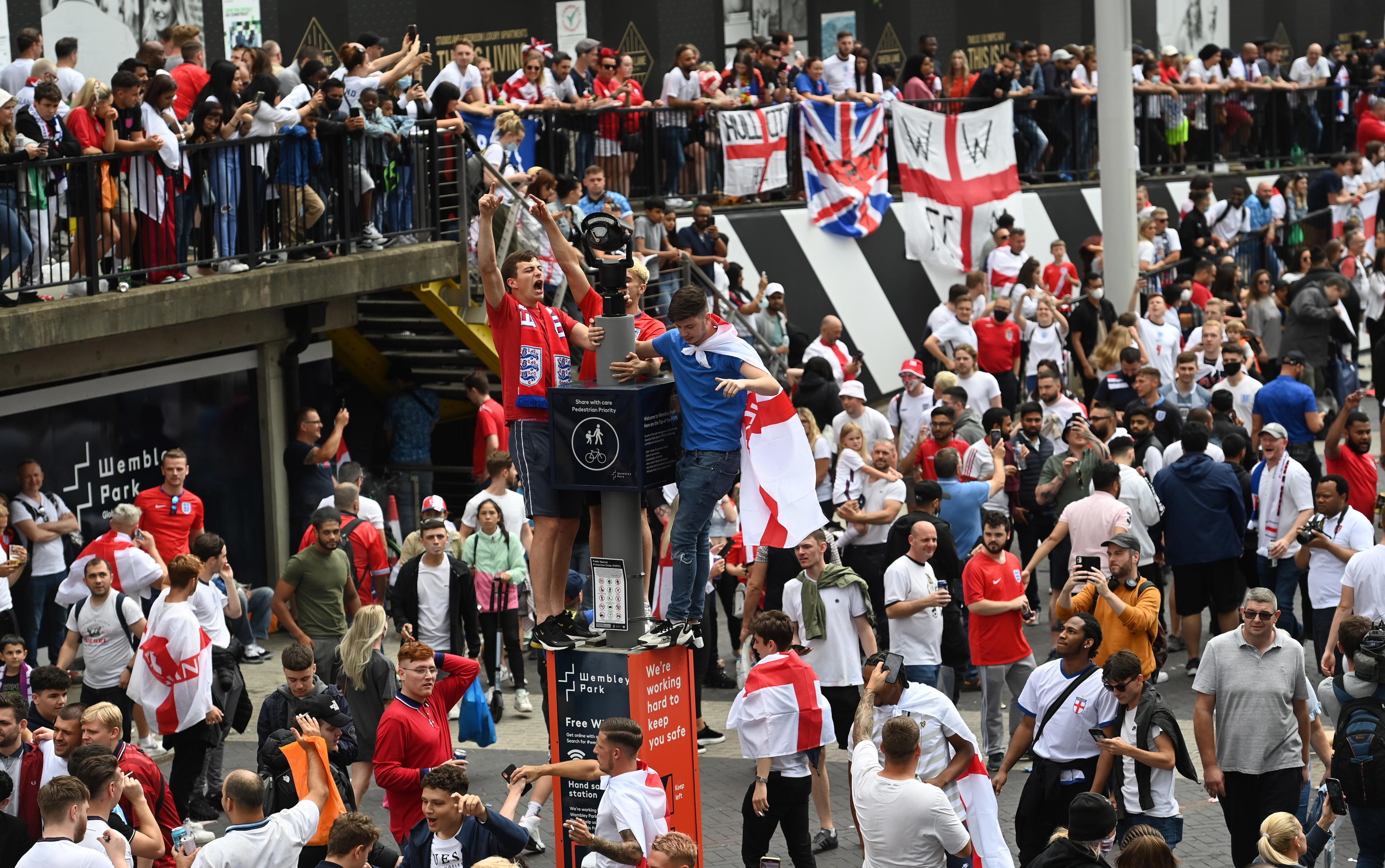 Euro 2020, chaos at Wembley before the final: hundreds of English fans storm the stadium.  Clashes with the police – The video