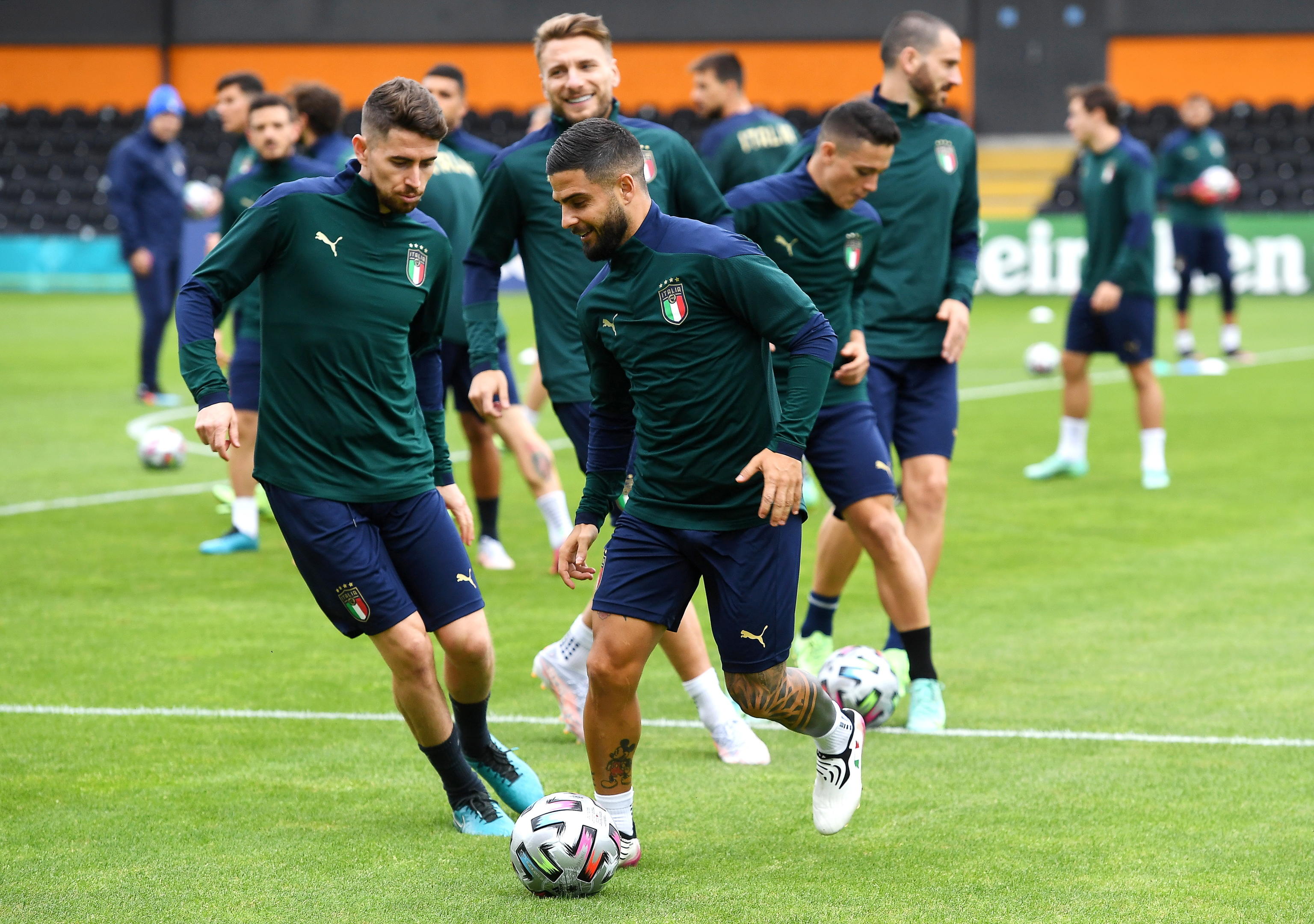 The national team’s homage to Raffaella Carrà, before the Italy-Spain warm-up at Wembley with “A make love begins you”